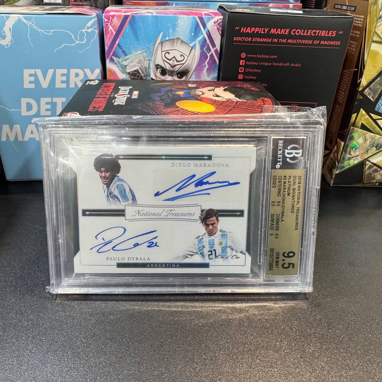 2018 Panini National Treasures - Dual Signatures #DU-MD Diego Maradona / Paulo Dybala Becket 9.5
